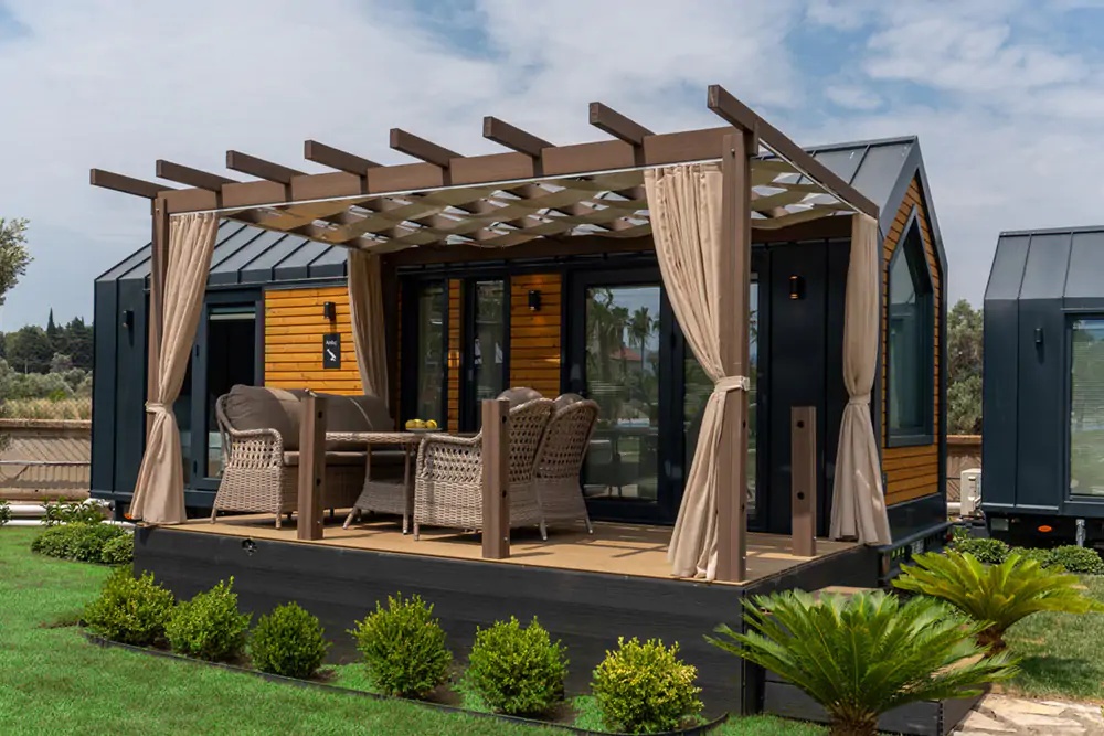 Houten terras met overkapping voor stacaravan of chalet